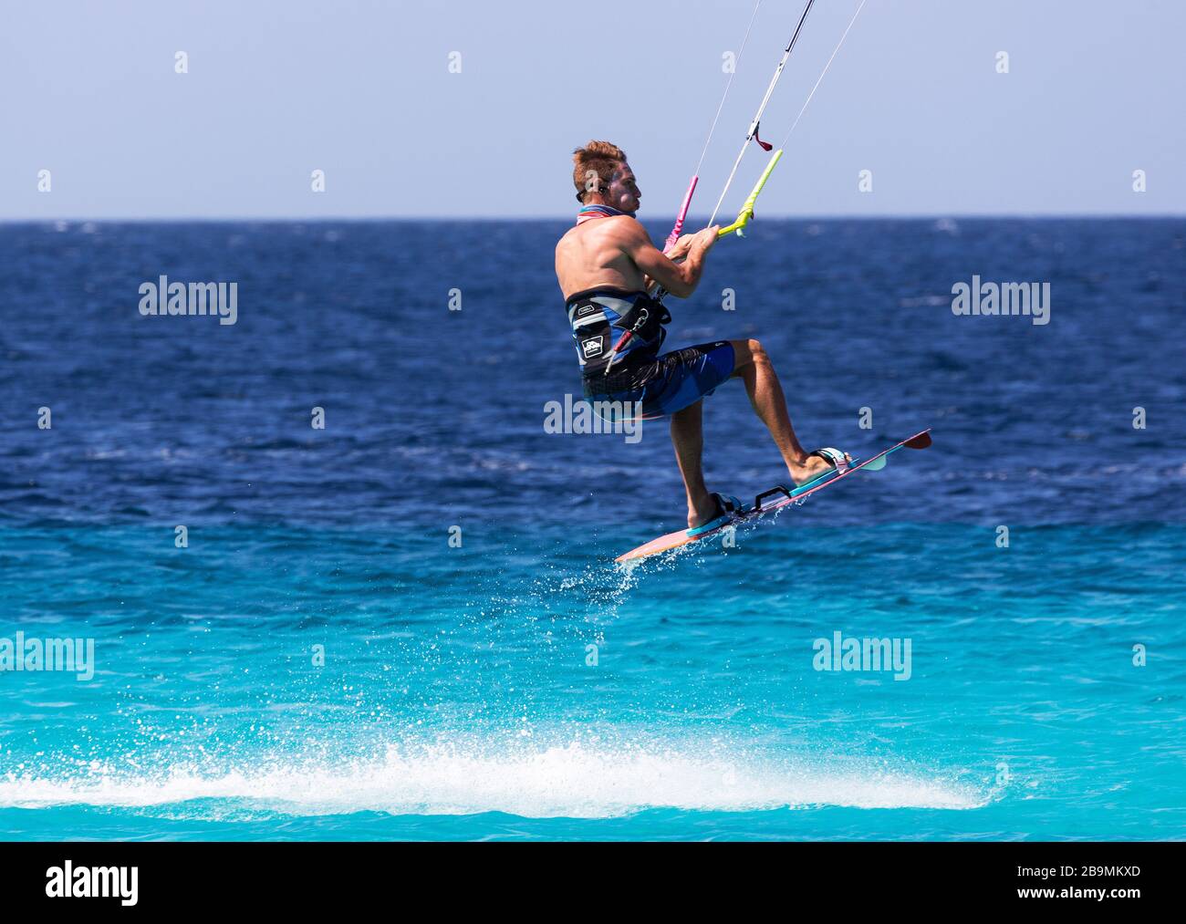 Winde bringen Drachenboarding in den blauen Gewässern von Bonaire, Niederlande Antillies, Karibik Stockfoto