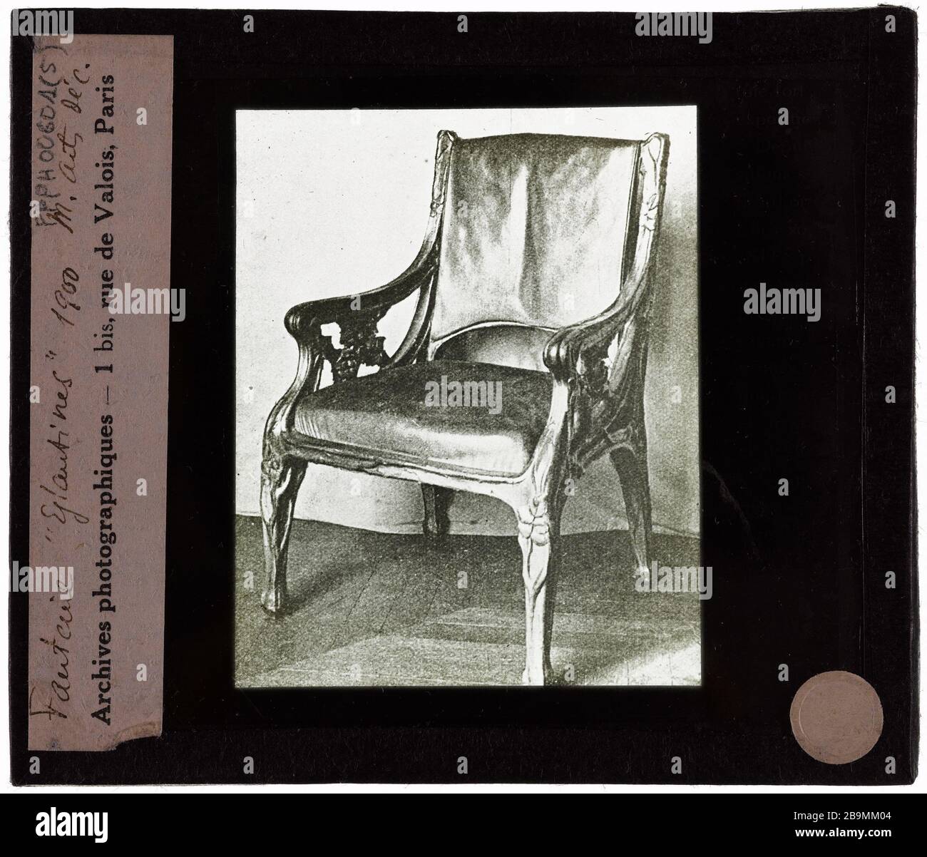 Möbel. Sessel "Eglantines Mobilier. "Fauteuil Eglantines. 1900. Photographie de Jacques-Ernest Bulloz (1858-1942). 1900-1930. Musée des Beaux-Arts de la Ville de Paris, Petit Palais. Stockfoto