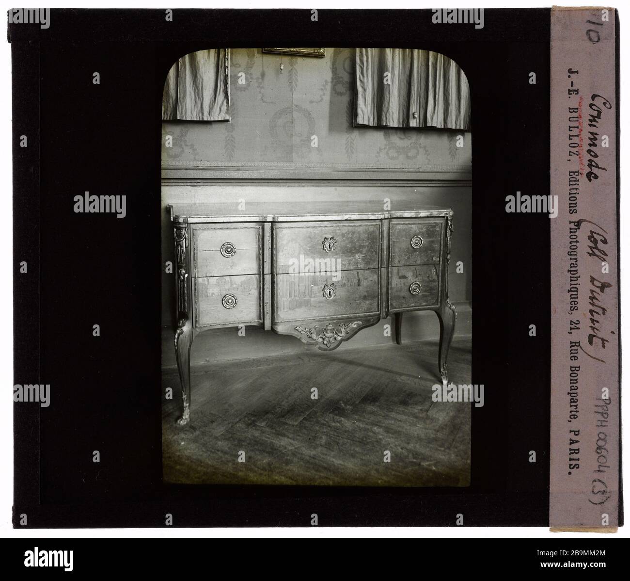 Möbel XVII und XVIII Dutuit. Dresser Meubles XVIIème et XVIIIèmes siècles, Collection Dutuit. "Kommode". Plaque de projection noir et blanc. 1900-1930. Photographie de Jacques-Ernest Bulloz (1858-1942). Musée des Beaux-Arts de la Ville de Paris, Petit Palais. Stockfoto