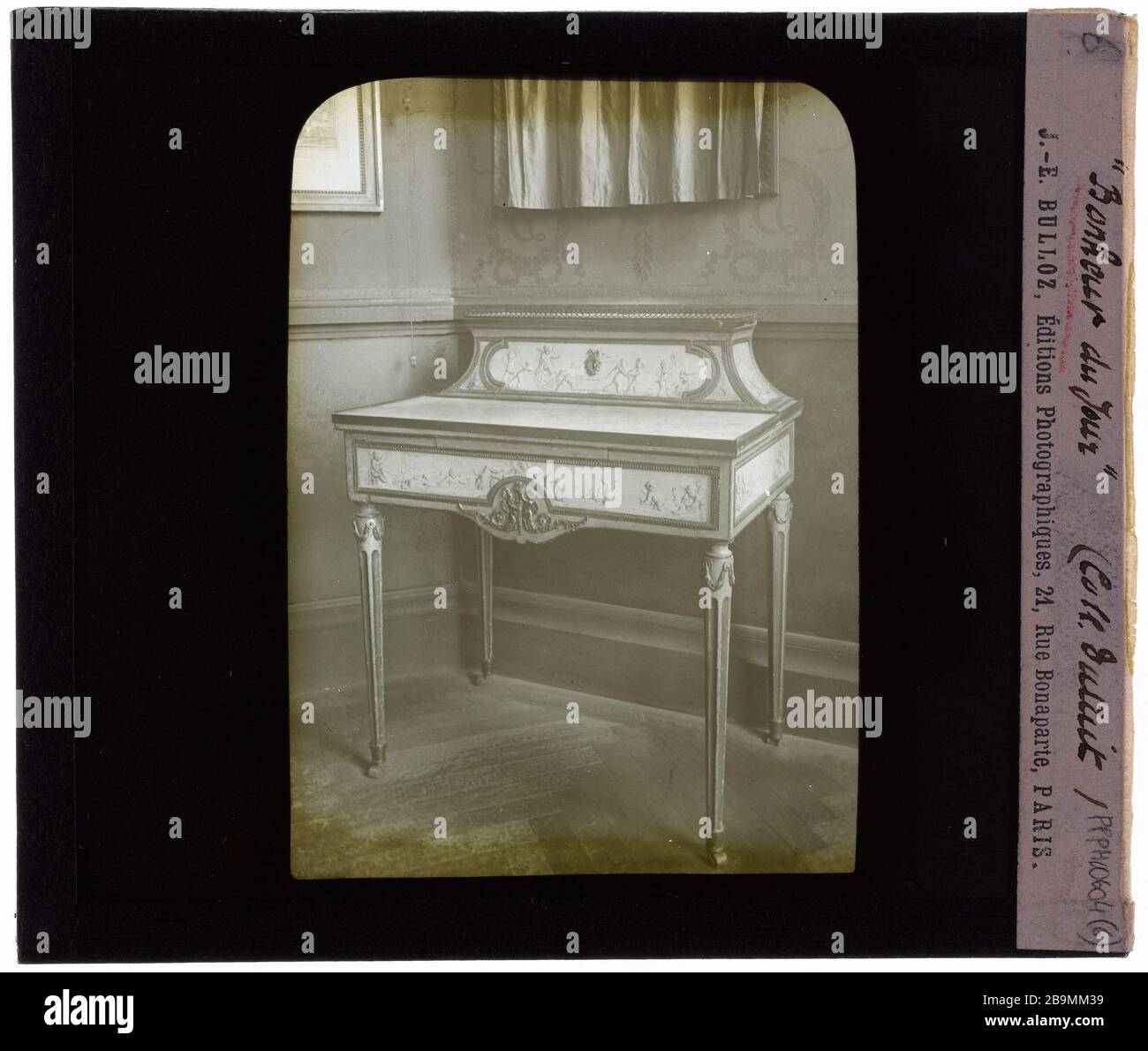 Möbel XVII und XVIII Dutuit. "Glück des Tages Meubles XVIIème et XVIIIèmes siècles, Sammlung Dutuit. "Bonheur du jour". Plaque de projection noir et blanc. 1900-1930. Photographie de Jacques-Ernest Bulloz (1858-1942). Musée des Beaux-Arts de la Ville de Paris, Petit Palais. Stockfoto