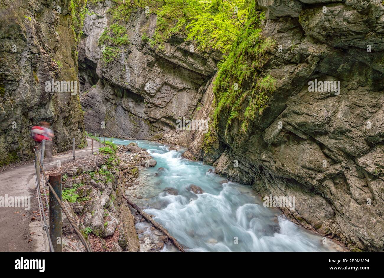 Wanderer auf der Partnachklamm in Garmisch Partenkirchen, Bayern, Deutschland Stockfoto