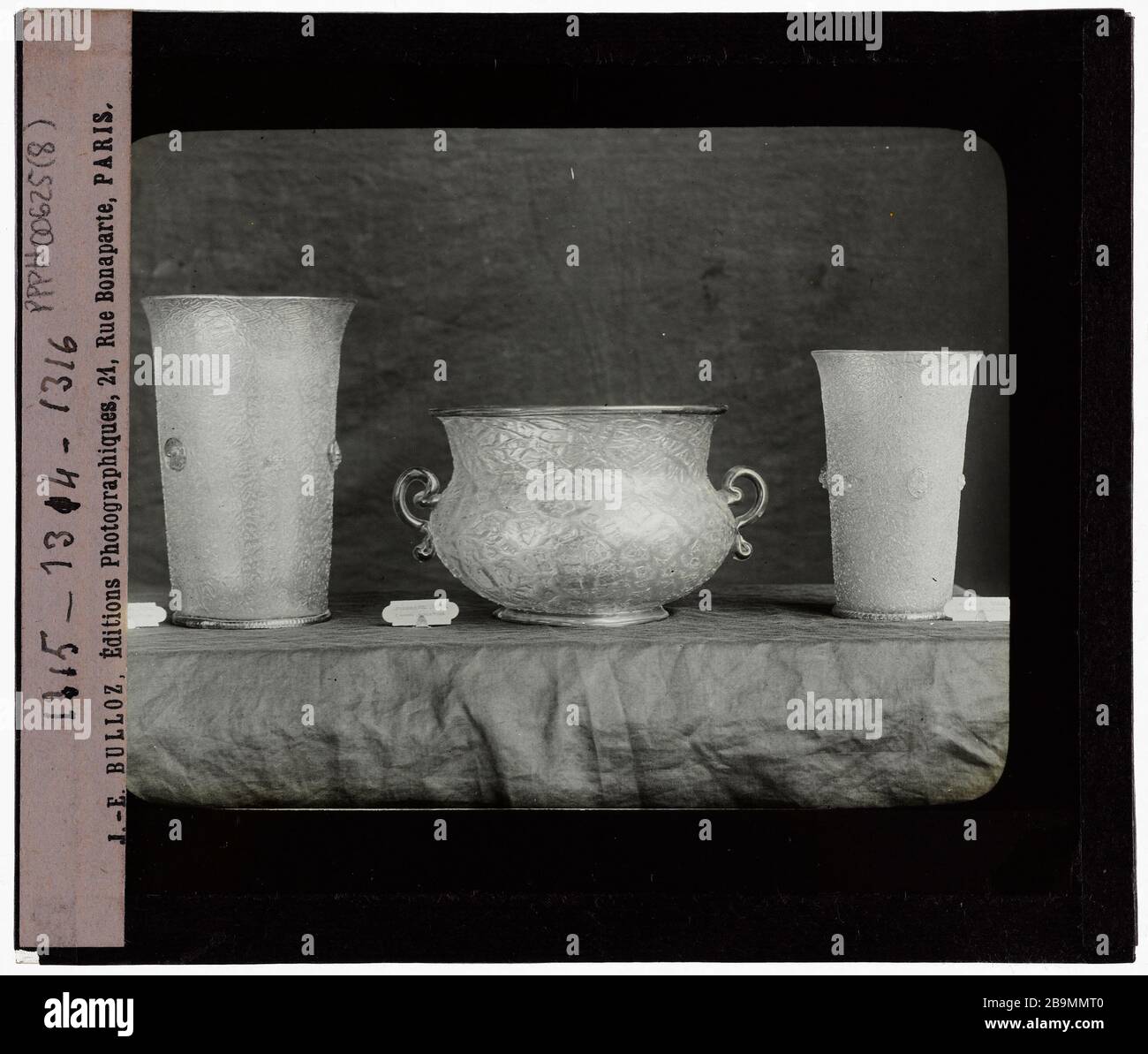 Glas. Zwei Vasen und ein Becken Verreries. Deux Vasen et un bassin. Plaque de projection noir et blanc. 1900-1930. Photographie de Jacques-Ernest Bulloz (1858-1942). Musée des Beaux-Arts de la Ville de Paris, Petit Palais. Stockfoto