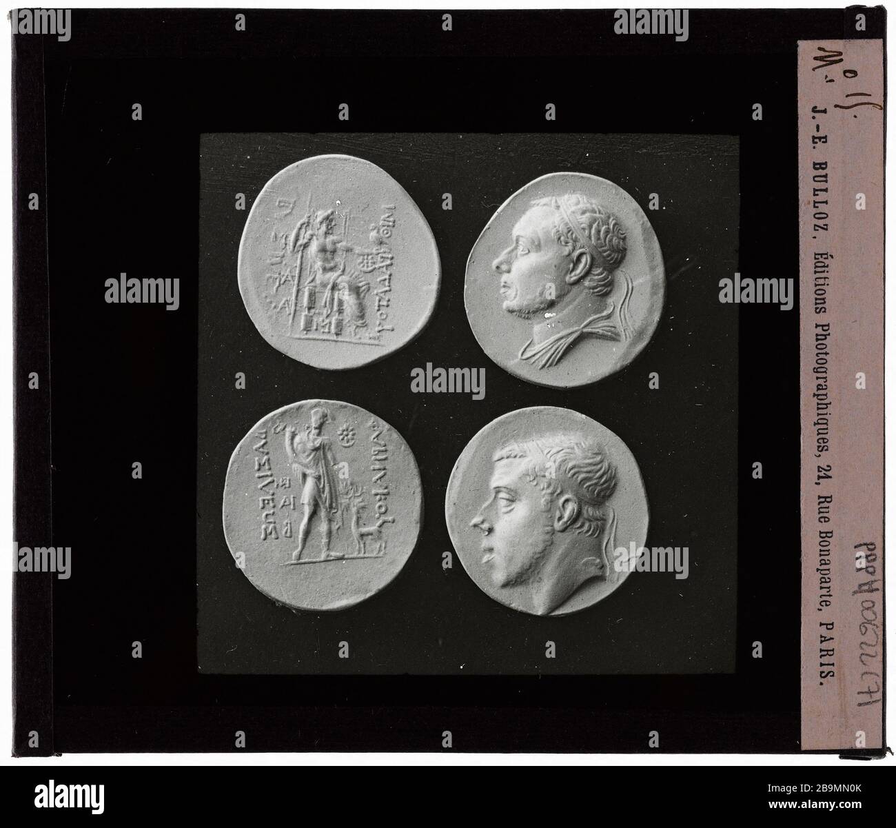 Antike Medaillen. # 15 Médailles Antiquitäten. "nr. 15". Plaque de projection noir et blanc. 1900-1930. Photographie de Jacques-Ernest Bulloz (1858-1942). Musée des Beaux-Arts de la Ville de Paris, Petit Palais. Stockfoto