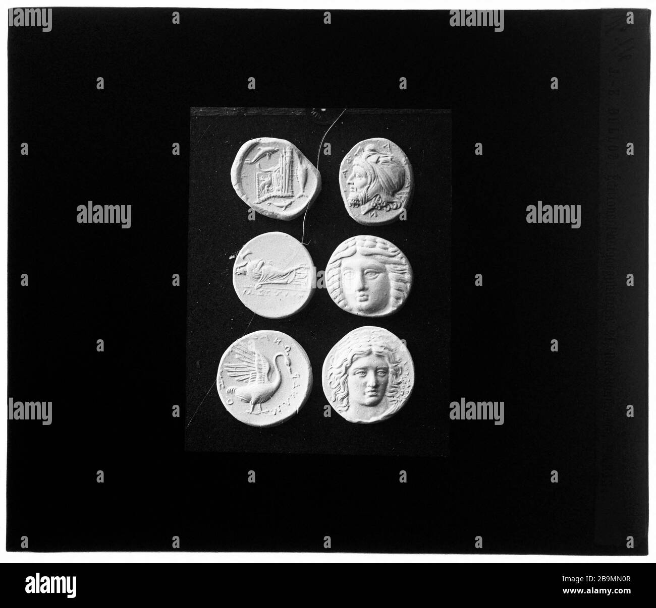 Antike Medaillen. # 14 Médailles Antiquitäten. "nr. 14". Plaque de projection noir et blanc. Photographie de Jacques Ernest Bulloz (1858-1942), 1900-1930. Musée des Beaux-Arts de la Ville de Paris, Petit Palais. Stockfoto