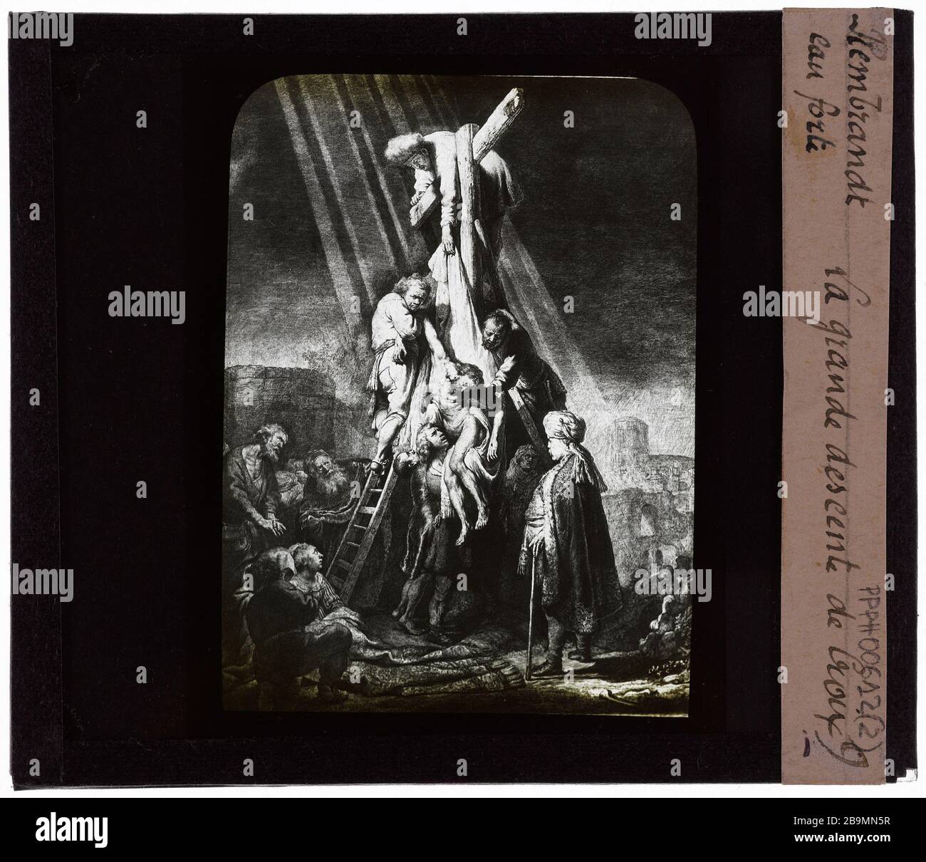Rembrandt van Rijn (1606-1669), niederländischer Maler. Radierungen. Der große Abstieg vom Kreuz Rembrandt van Rijn (1606-1669), Peintre hollandais. Eaux Fortes. "La grande descente de Croix". Plaque de projection noir et blanc. 1900-1930. Photographie de Jacques-Ernest Bulloz (1858-1942). Musée des Beaux-Arts de la Ville de Paris, Petit Palais. Stockfoto