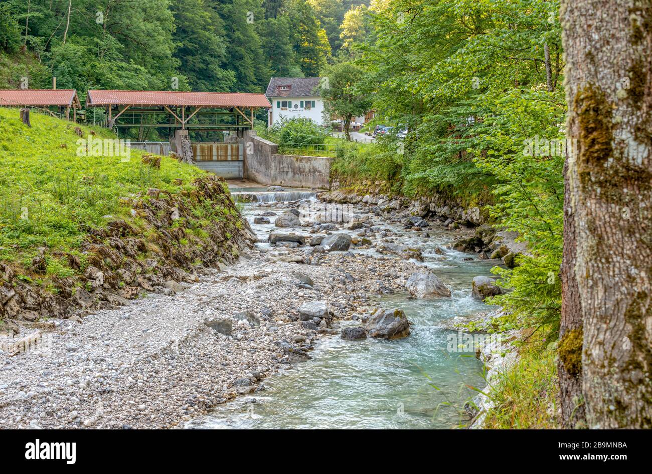 Flusswehr am Fluss Partnach nahe der Partnachklamm in Garmisch Partenkirchen, Bayern, Deutschland Stockfoto