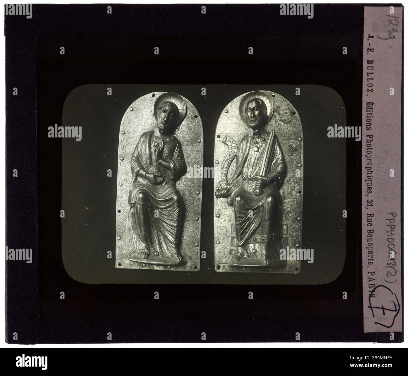 Emailliert. Zwei Heilige Emaux. "Dieux Heiligen". Plaque de projection noir et blanc. 1900-1930. Photographie de Jacques-Ernest Bulloz (1858-1942). Musée des Beaux-Arts de la Ville de Paris, Petit Palais. Stockfoto