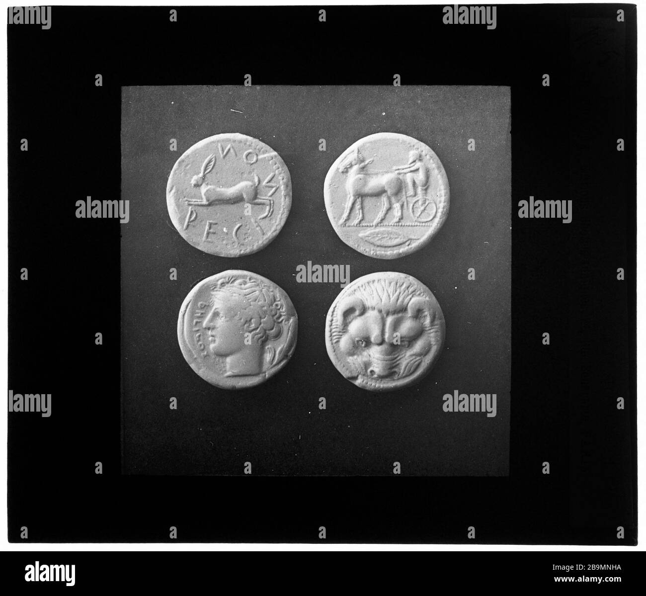 Antike Medaillen. # 5 Médailles Antiquitäten. "nr. 5". Plaque de projection noir et blanc. Photographie de Jacques Ernest Bulloz (1858-1942), 1900-1930. Musée des Beaux-Arts de la Ville de Paris, Petit Palais. Stockfoto