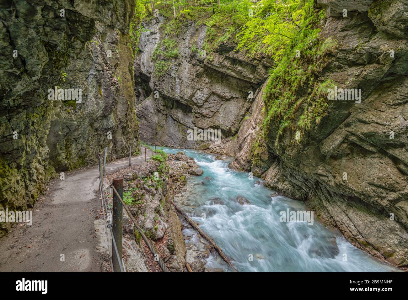 Wanderweg entlang der Partnachklamm in Garmisch Partenkirchen, Bayern, Deutschland Stockfoto