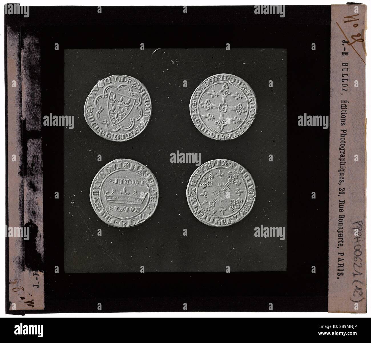 Antike Medaillen. # 29 Médailles Antiquitäten. "nr. 29". Plaque de projection noir et blanc. 1900-1930. Photographie de Jacques-Ernest Bulloz (1858-1942). Musée des Beaux-Arts de la Ville de Paris, Petit Palais. Stockfoto