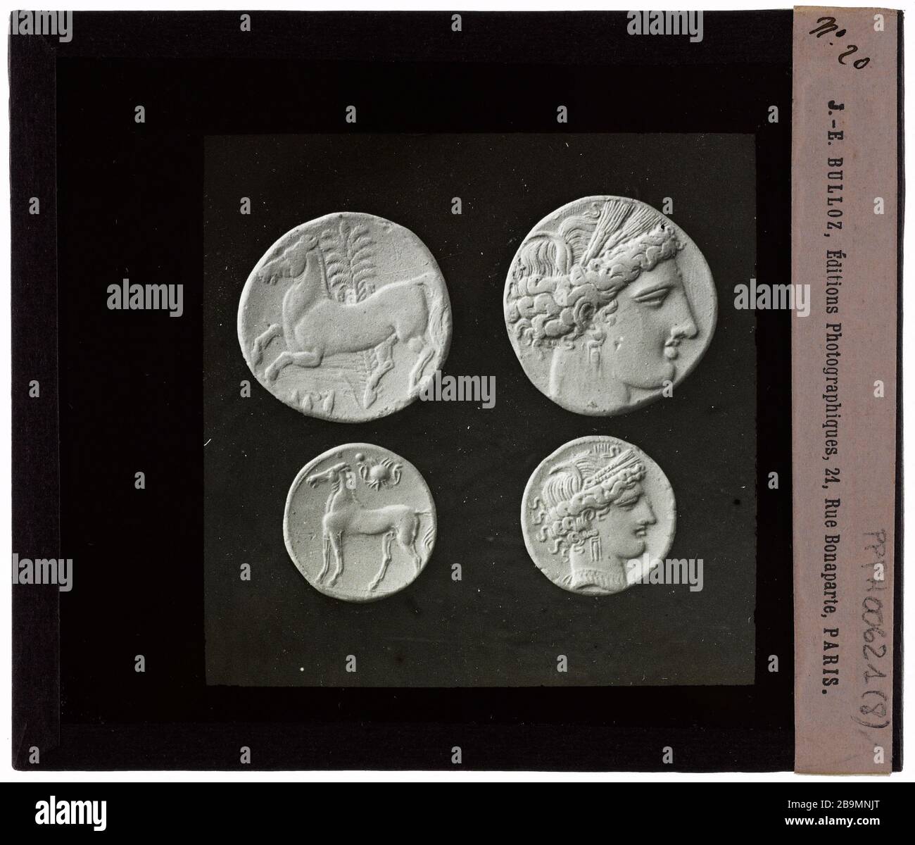 Antike Medaillen. # 20 Médailles Antiquitäten. "nr. 20". Plaque de projection noir et blanc. 1900-1930. Photographie de Jacques-Ernest Bulloz (1858-1942). Musée des Beaux-Arts de la Ville de Paris, Petit Palais. Stockfoto