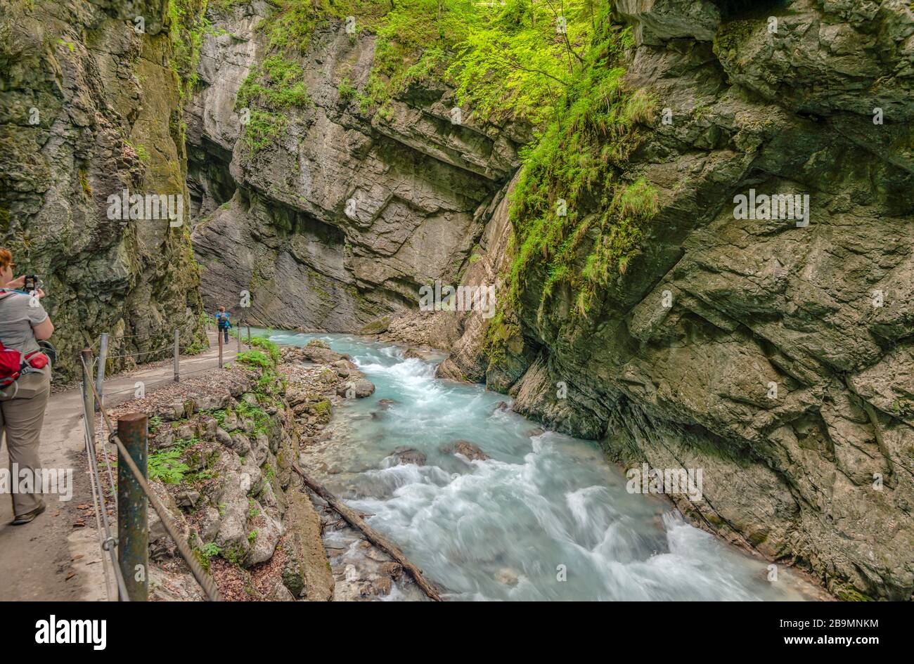 Wanderer fotografiert auf der Partnachklamm in Garmisch Partenkirchen, Bayern Stockfoto