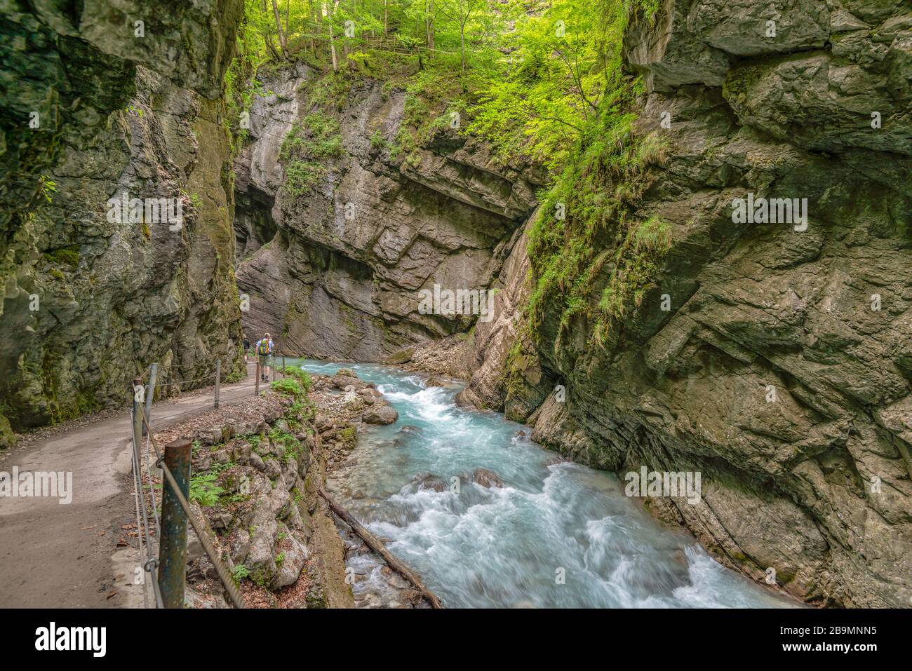 Wanderer auf der Partnachklamm in Garmisch Partenkirchen, Bayern, Deutschland Stockfoto