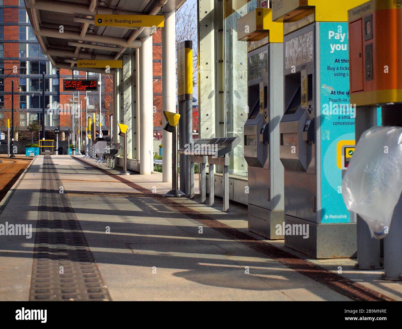 Leeres Tram-Terminal in der Medienstadt nach dem Covid_19 Coronavirus Lockdown Stockfoto