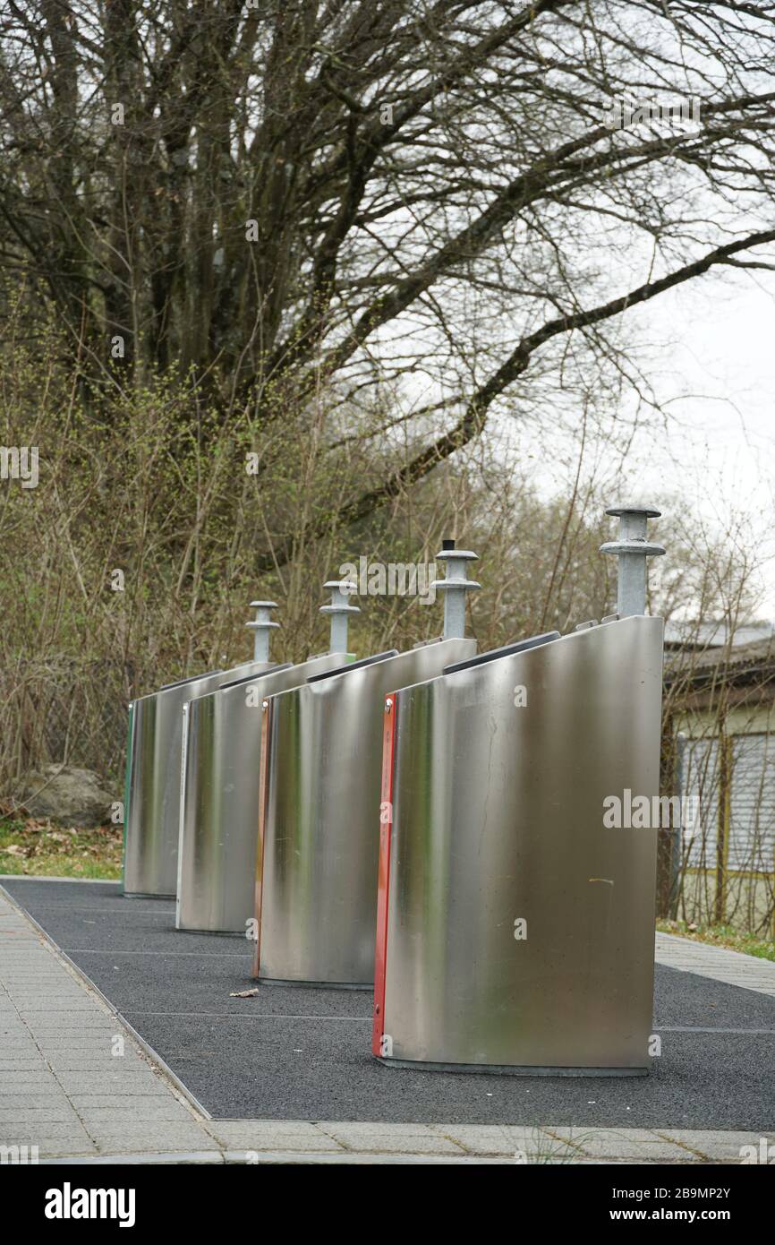 Behälter für getrennte Glasabfälle, aus braunen, weißen und grünen und Aluminiumdosen in einem Dorf in Urdorf in der Schweiz Stockfoto