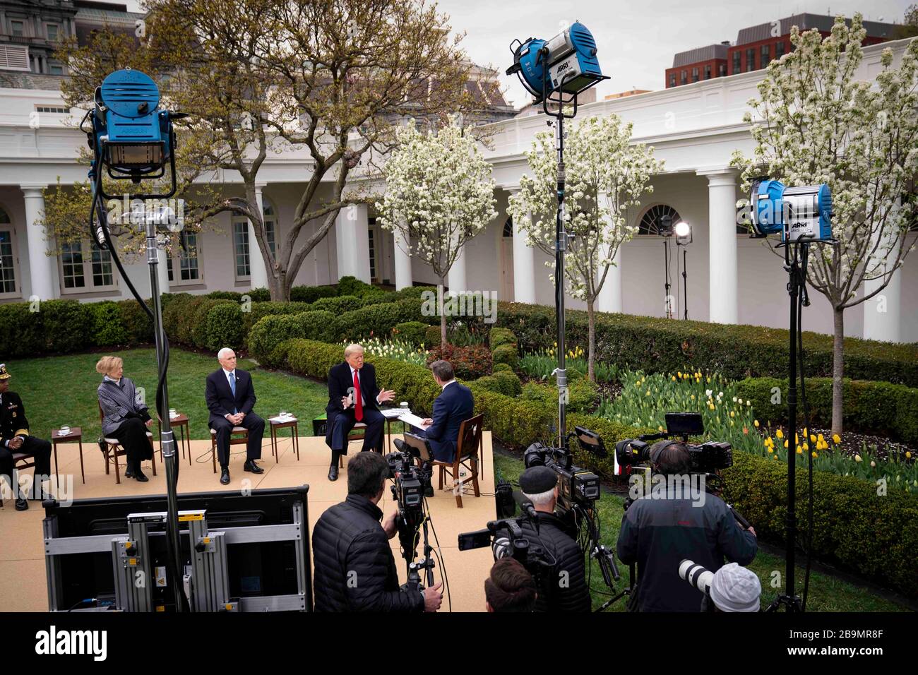 US-Präsident Donald J. Trump, rechts und US-Vizepräsident Mike Pence, Mitte rechts, nehmen an einer Fox News Virtual Town Hall mit Anchor Bill Hemmer Teil, im Rosengarten des Weißen Hauses in Washington, DC, Dienstag, März, 24. März 2020. Auf der Suche sind der US-Chirurg General Vice Admiral (VADM) Jerome M. Adams, M.D., M.P. H., Left, und Dr. Deborah L. Birx, White House Coronavirus Response Coordinator, Center Left, Credit: Doug Mills/Pool über CNP-Nutzung weltweit Stockfoto