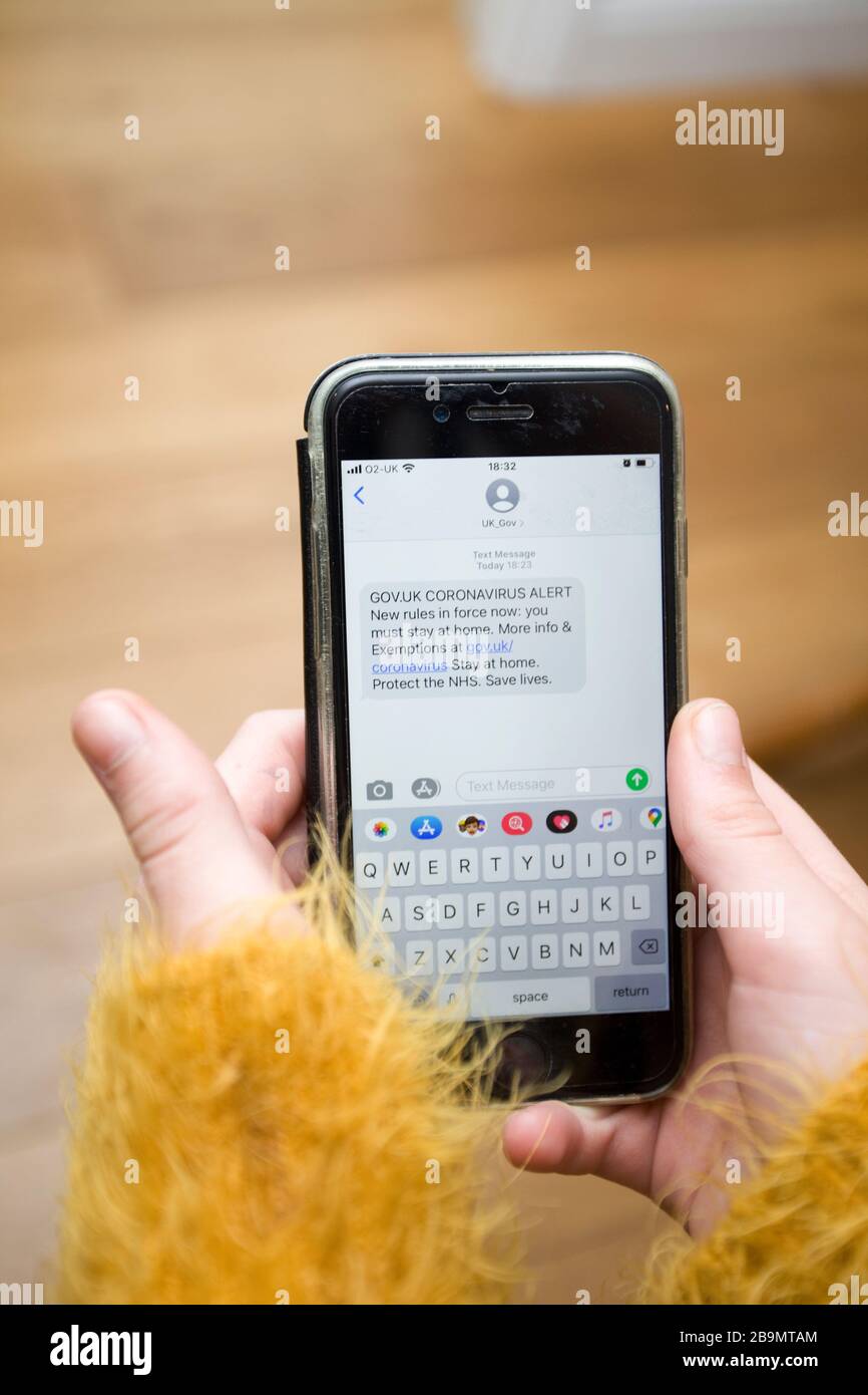 SMS der britischen Regierung warnt Menschen davor, in einem Gebäude zu bleiben Covid-19 Coronavirus, England Stockfoto