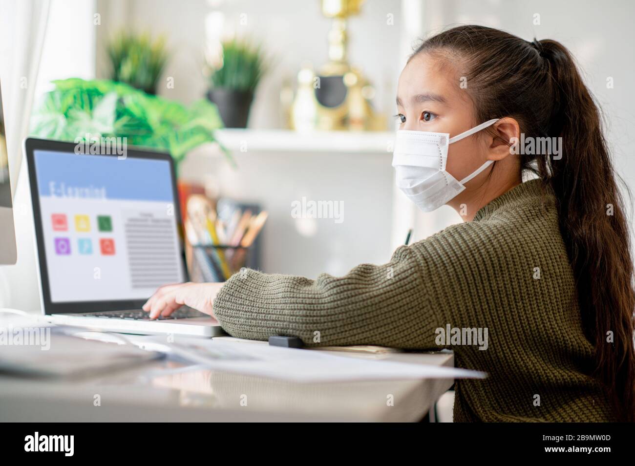 Heimschule unter Quarantäne. Home Bildung zur Vermeidung von Viruserkrankungen, Online-Bildungskonzept Stockfoto