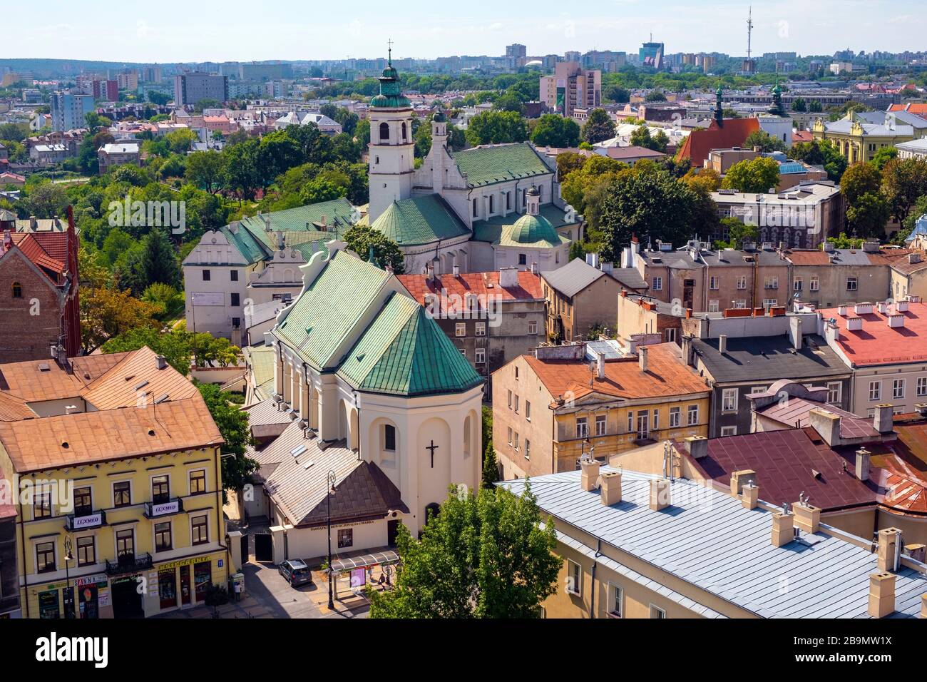 Lublin, Lubelskie/Polen - 2019/08/18: Panoramablick auf das historische Altstadtviertel mit der St.-Petri-Apostelkirche und Umkehr der Pauluskirche Stockfoto