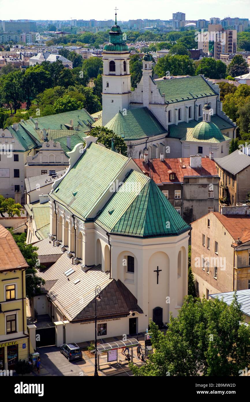 Lublin, Lubelskie/Polen - 2019/08/18: Panoramablick auf das historische Altstadtviertel mit der St.-Petri-Apostelkirche und Umkehr der Pauluskirche Stockfoto