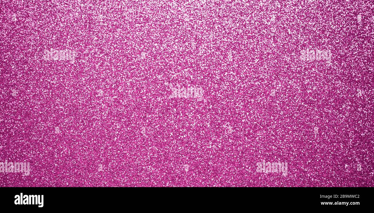 Kreative künstlerische Kulisse. Schablone mit verlaufendem, rosafarbenem Stoff, glänzender Textur Stockfoto