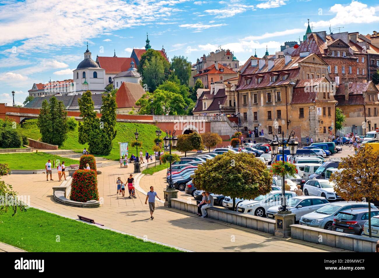 Lublin, Lubelskie/Polen - 2019/08/18: Panoramablick auf das Stadtzentrum mit der St. Stanislav Basilika und dem Trinitatisturm im historischen Altstadtviertel Stockfoto