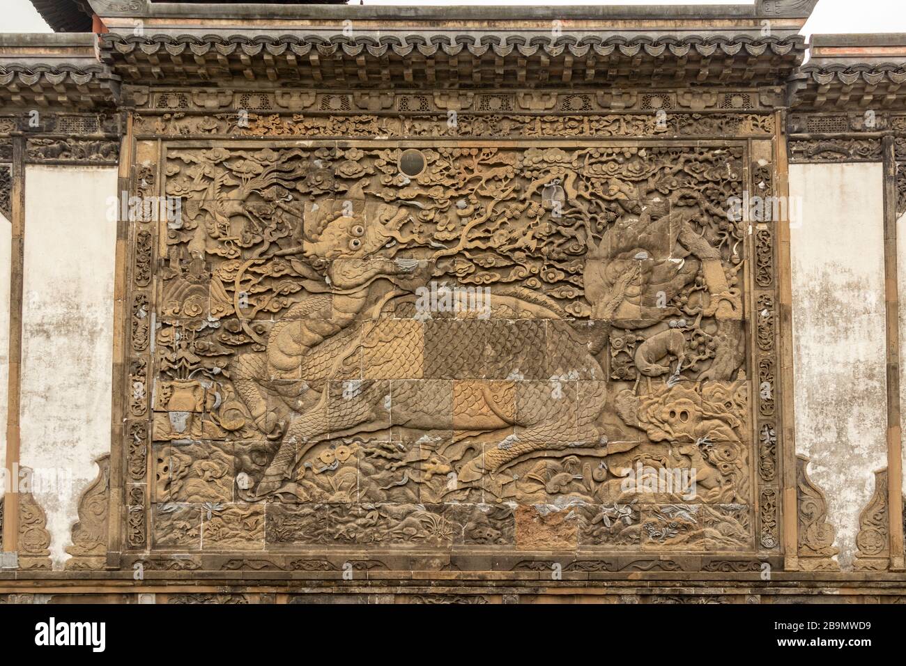Geschnitztes Steinbass-Relief von Qilin, Ming-Zeit, Fangta-Park, Songjiang, Shanghai, China Stockfoto