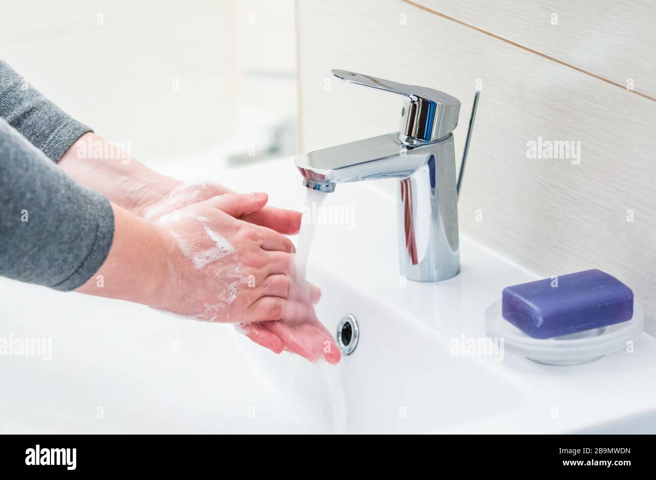 Händewaschen mit Seifenwaschbecken im Badezimmer, in der Nähe. Stockfoto
