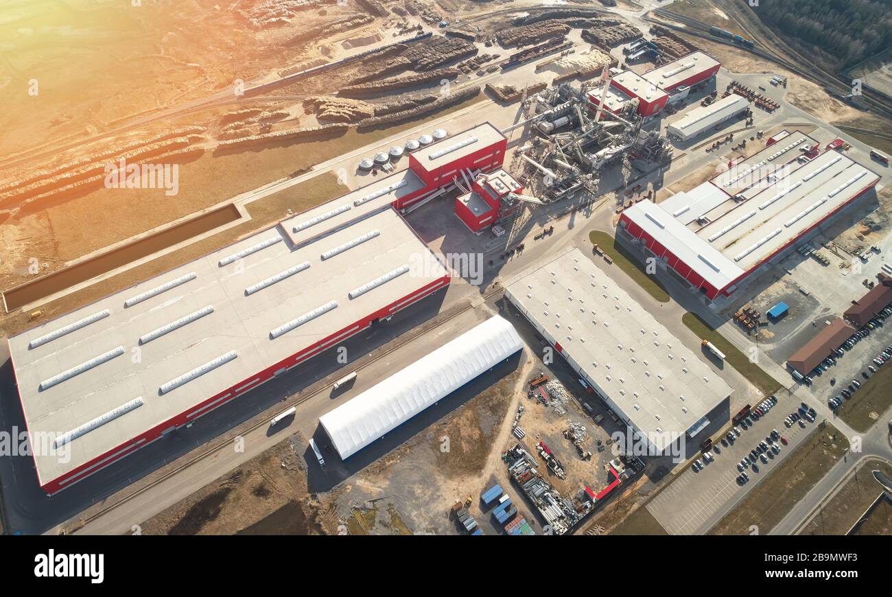 Moderne Fabrik zur Holzverarbeitung am sonnigen Tag über der Draufsicht Stockfoto
