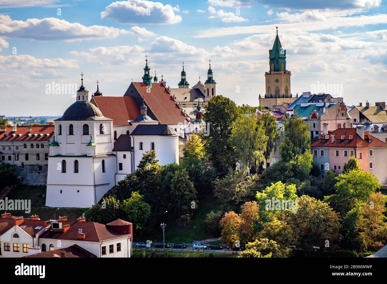 Lublin, Lubelskie/Polen - 2019/08/18: Panoramablick auf das Stadtzentrum mit der St. Stanislav Basilika und dem Trinitatisturm im historischen Altstadtviertel Stockfoto