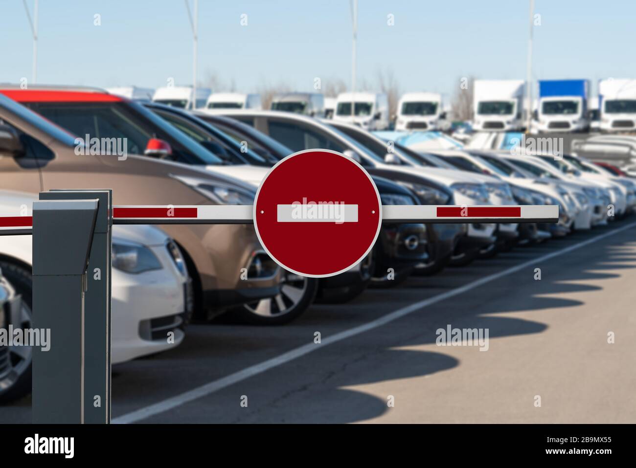 Ein Hindernis mit einem Verbotsschild. Ein Symbol für die Krise in der Automobilbranche Stockfoto