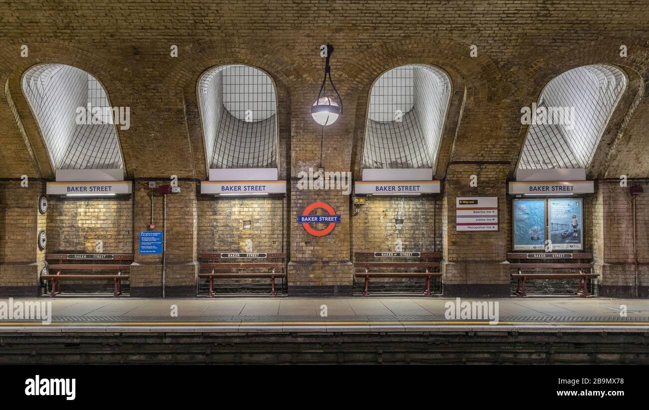 U-Bahn-Station Baker Street. Kreis- und Kreisbahnsteig mit vier historischen Bögen. Stockfoto