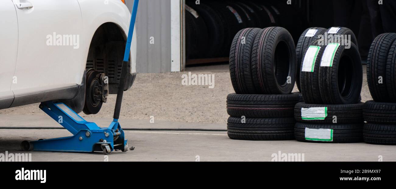 Saisonaler Reifenwechsel in einem Reifengeschäft Stockfoto