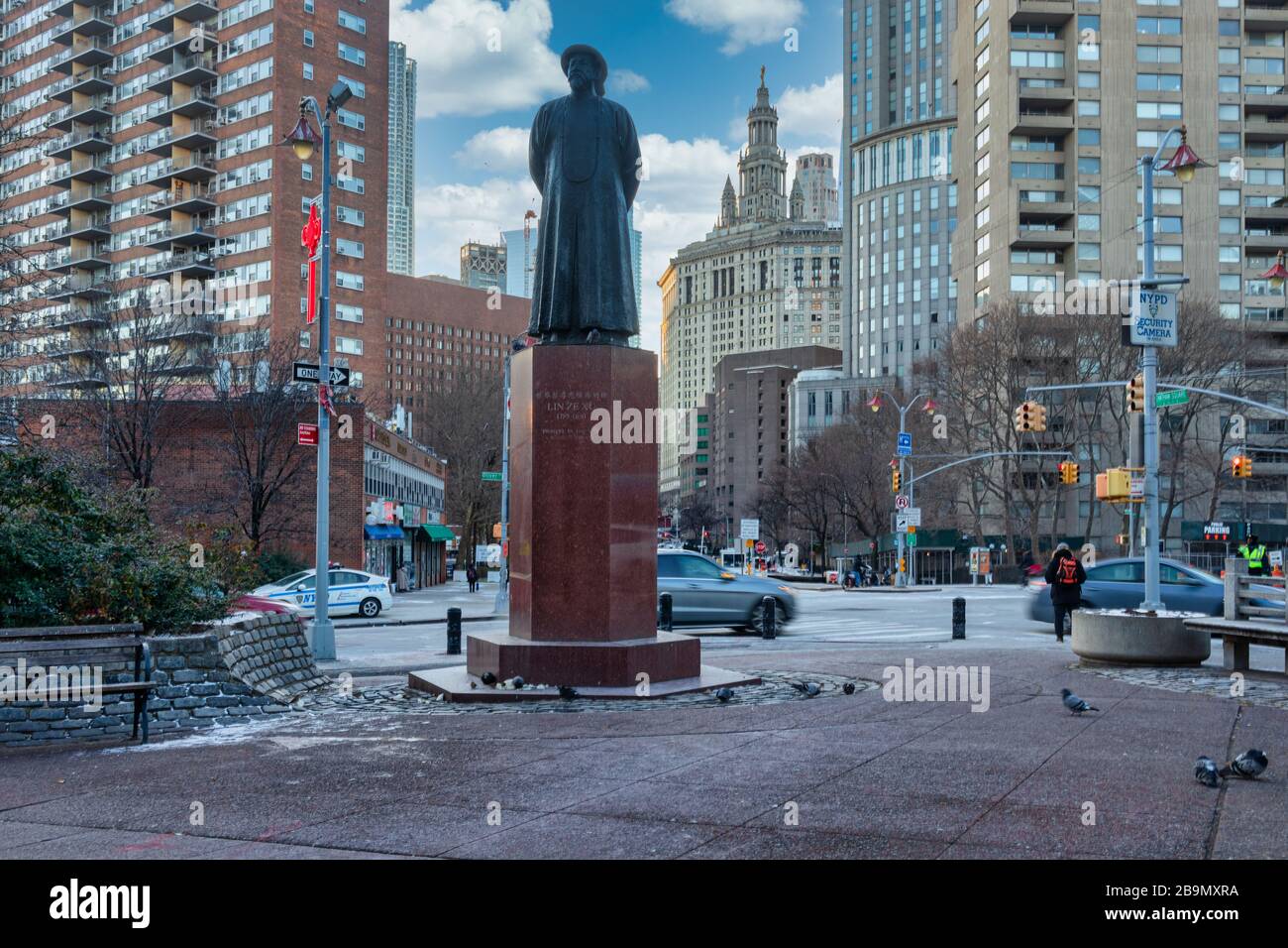 Statue von Lin Ze Xu in Chinatown Manhattan (EIN Pionier im Krieg gegen Drogen) Tagesansicht mit Menschen, Autos und Skylines mit Wolken am Himmel Stockfoto