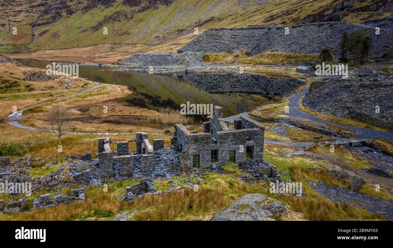 Cwmorthin-Schieferbruch, alte Schiefer verlassene Kasernen am Berghang bei Blaau Ffestiniog Snowdonia Stockfoto