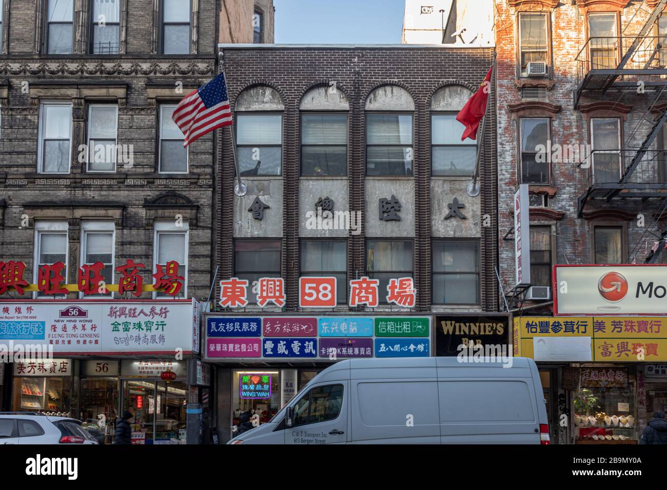 Chinatown Viertel in Lower Manhattan NYC Tagesansicht mit Geschäften auf der Straße mit chinesischen Buchstaben, Symbolen und Menschen zu Fuß Stockfoto