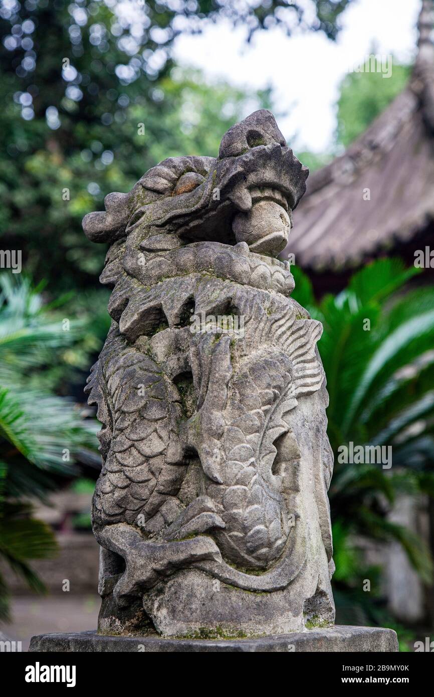 Steinschnitzerei des Drachen im buddhistischen Tempel des Palasts von Qingyang, Wenshu Kloster Chengdu China Stockfoto