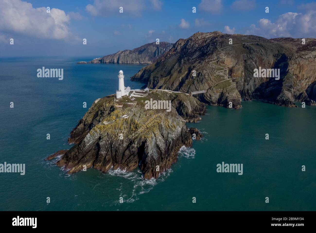 Luftaufnahme des South Stack Lighthouse, aufgenommen mit Drohne von der irischen See mit Blick auf Holyhead und Wales. Stockfoto