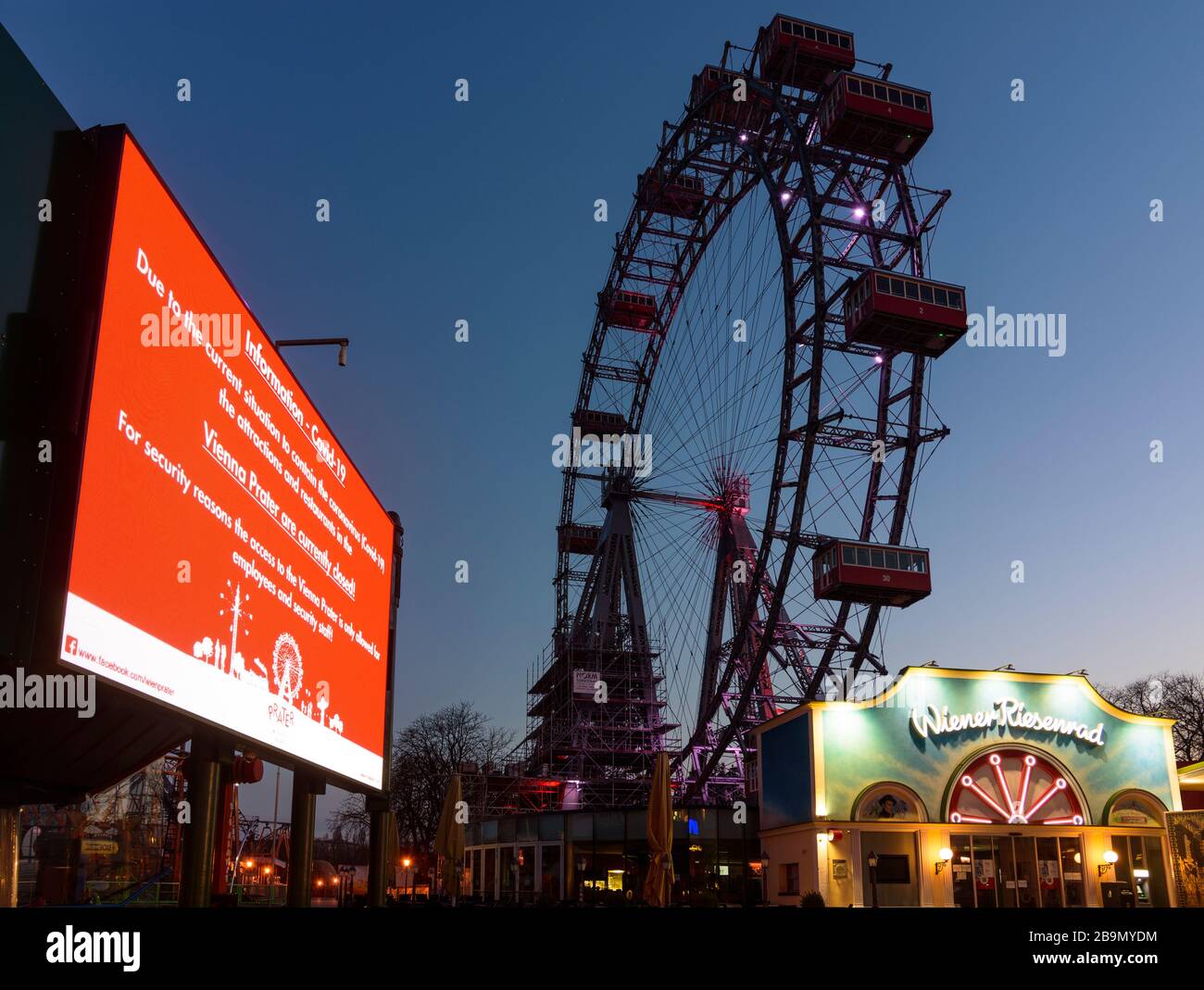 Wien, Wien: Informationsvideowand mit Text, dass der Prater geschlossen ist (in englischer Sprache), Ferris Wheel am Prater aufgrund des Corona-Virus (COVID-19), in 02 Stockfoto