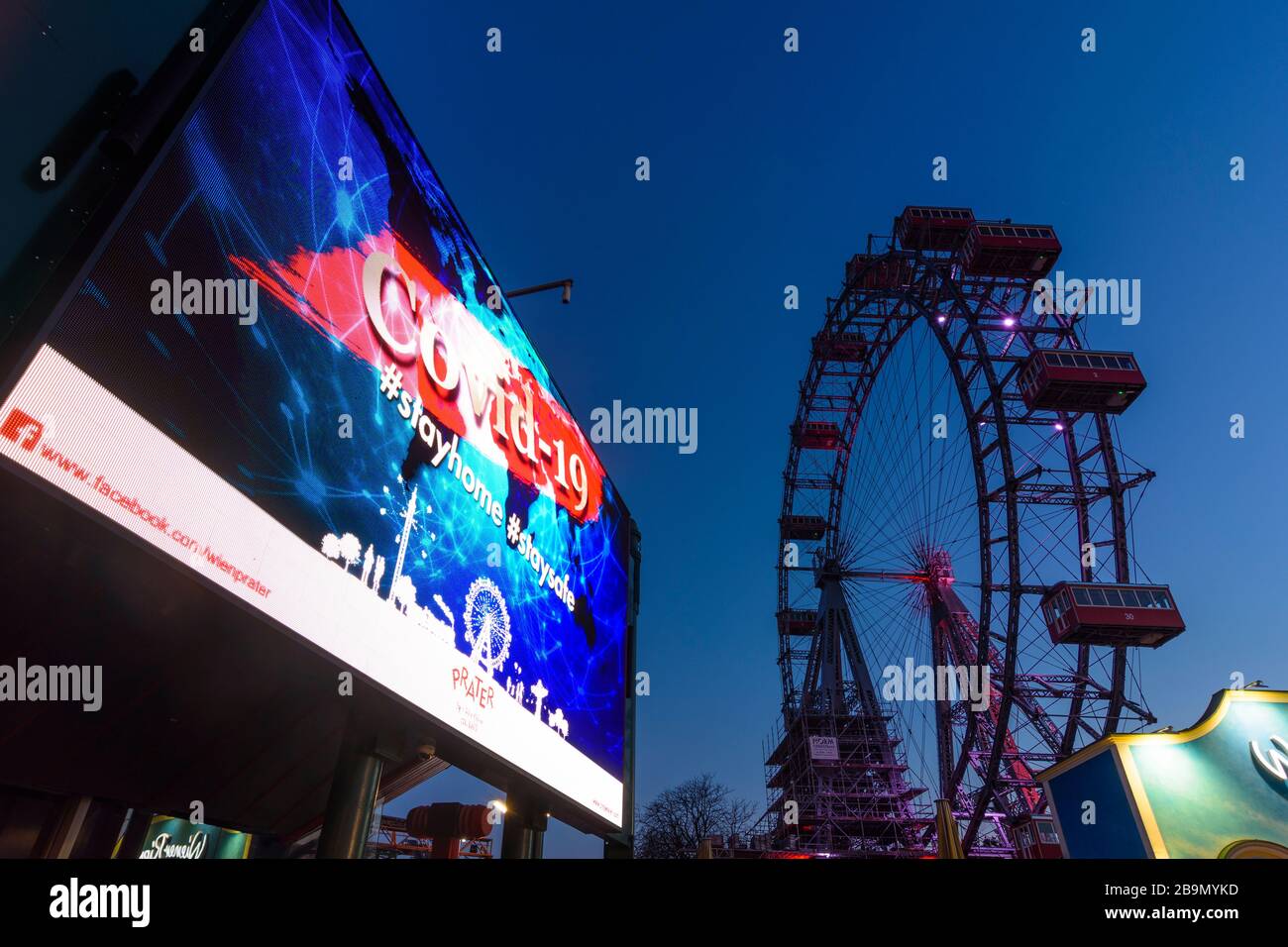 Wien, Wien: Informationsvideowand mit COVID-19-Warnung, Ferris Wheel am Prater wegen Corona-Virus (COVID-19) geschlossen, im 02. Leopoldsstadt, Wien, A. Stockfoto