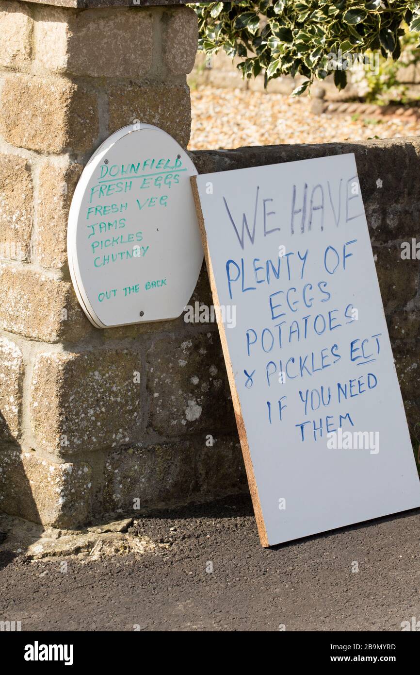 Ein Schild außerhalb eines Hauses, das auf Lebensmittel hinweist, die während des Ausbruchs von Coronavirus in Großbritannien zum Verkauf angeboten wurden und bei dem weit verbreitete Hufe von Lebensmitteln und anderen Gegenständen zu sehen waren. Dorse Stockfoto