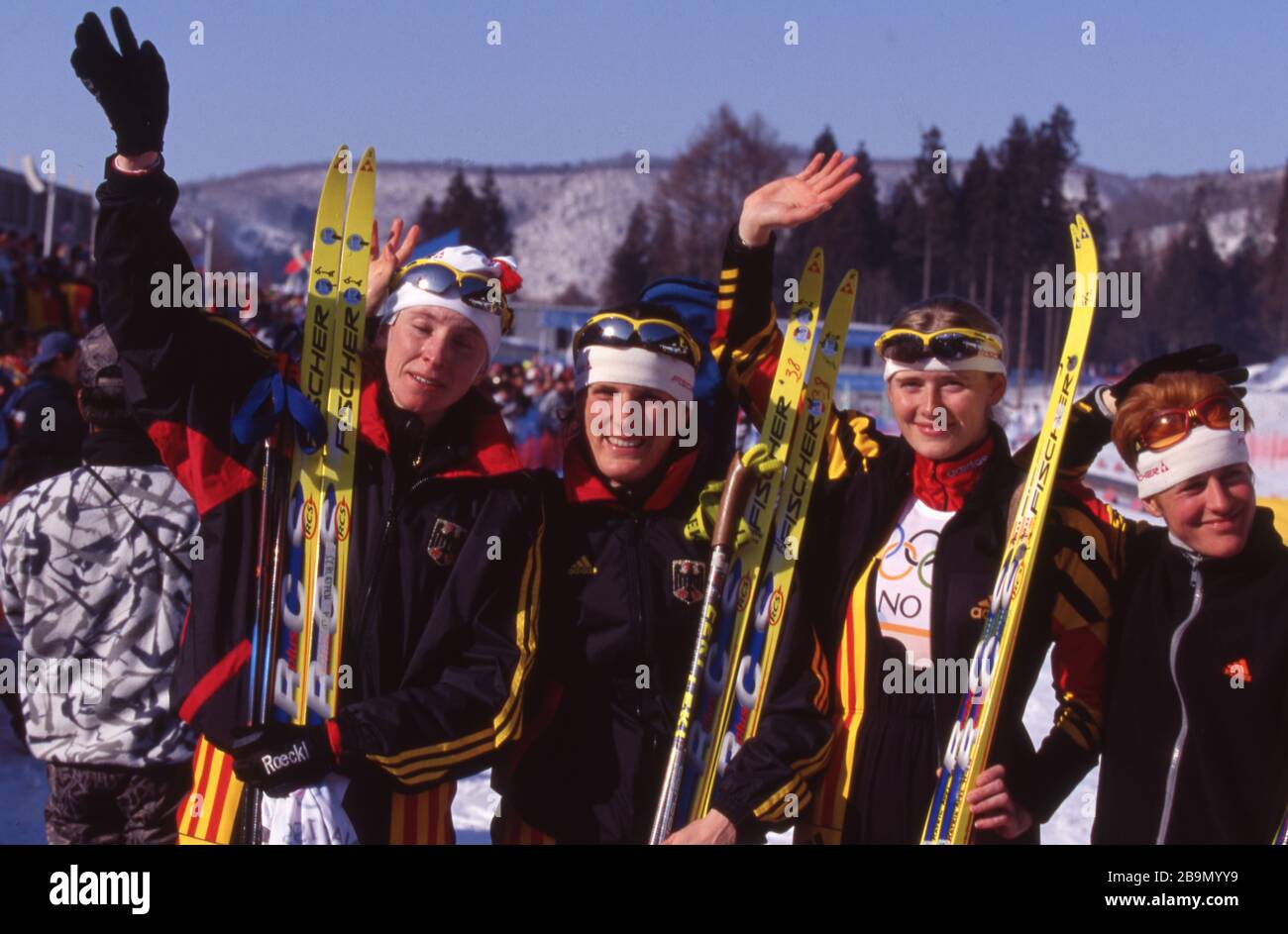 firo: 19.02.1998 Sport, Wintersport Olympia, Olympiade, 1998 Nagano, Japan, Olympische Winterspiele, 98, Archivbilder Biathlon, Frauen, Staffel 4x 7,5 km Staffel, Gold für Deutschland, Gold für deutsche Frauen Uschi Disl, Martina Zellner, Katrin Apel, Petra Behle, Gold gewinnen, Preisverleihung, Jubel, Jubel, Freude weltweit Stockfoto