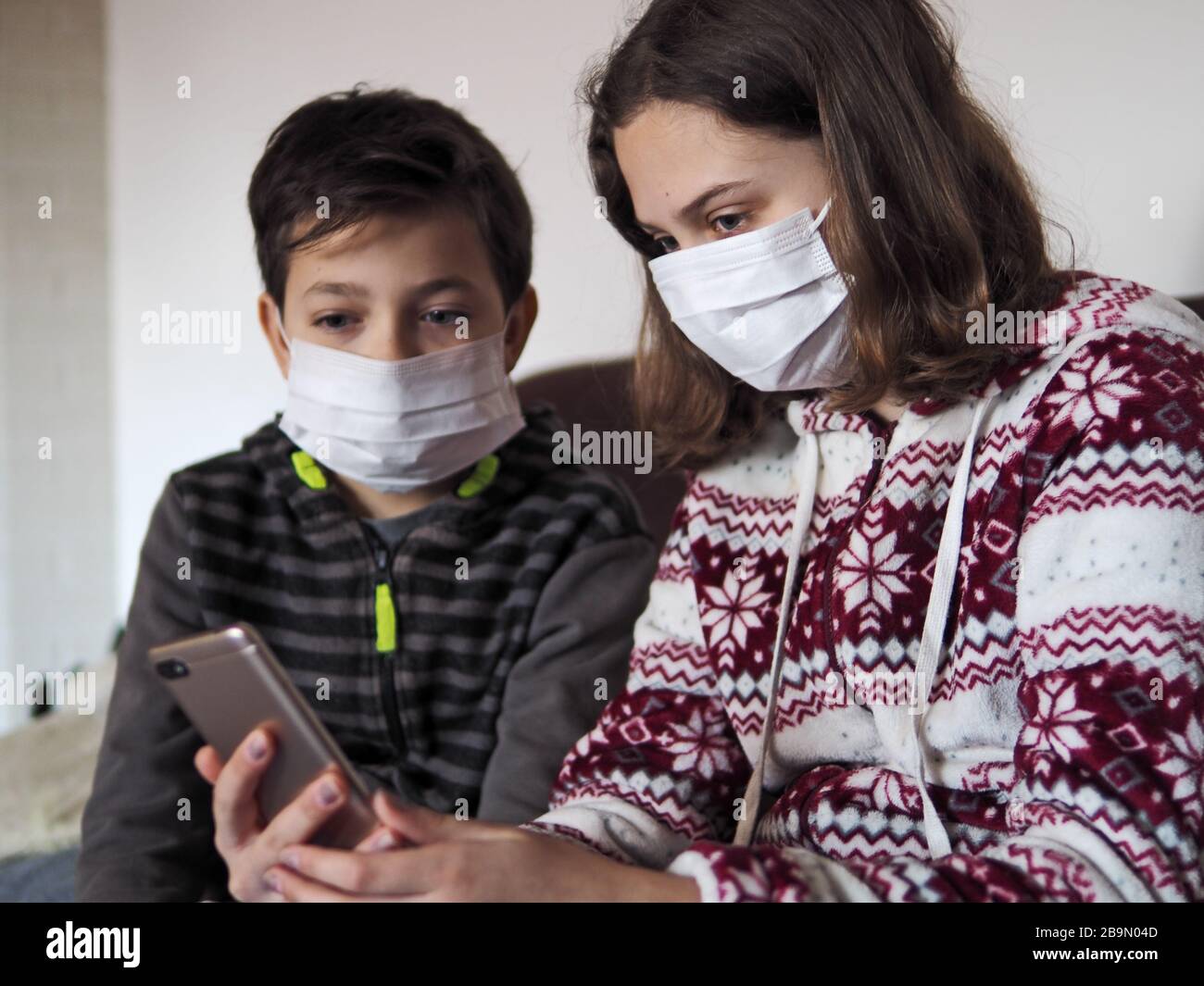Häuslichen Unterricht und Unterhaltung für Kinder bei Coronavirus Epidemien Stockfoto