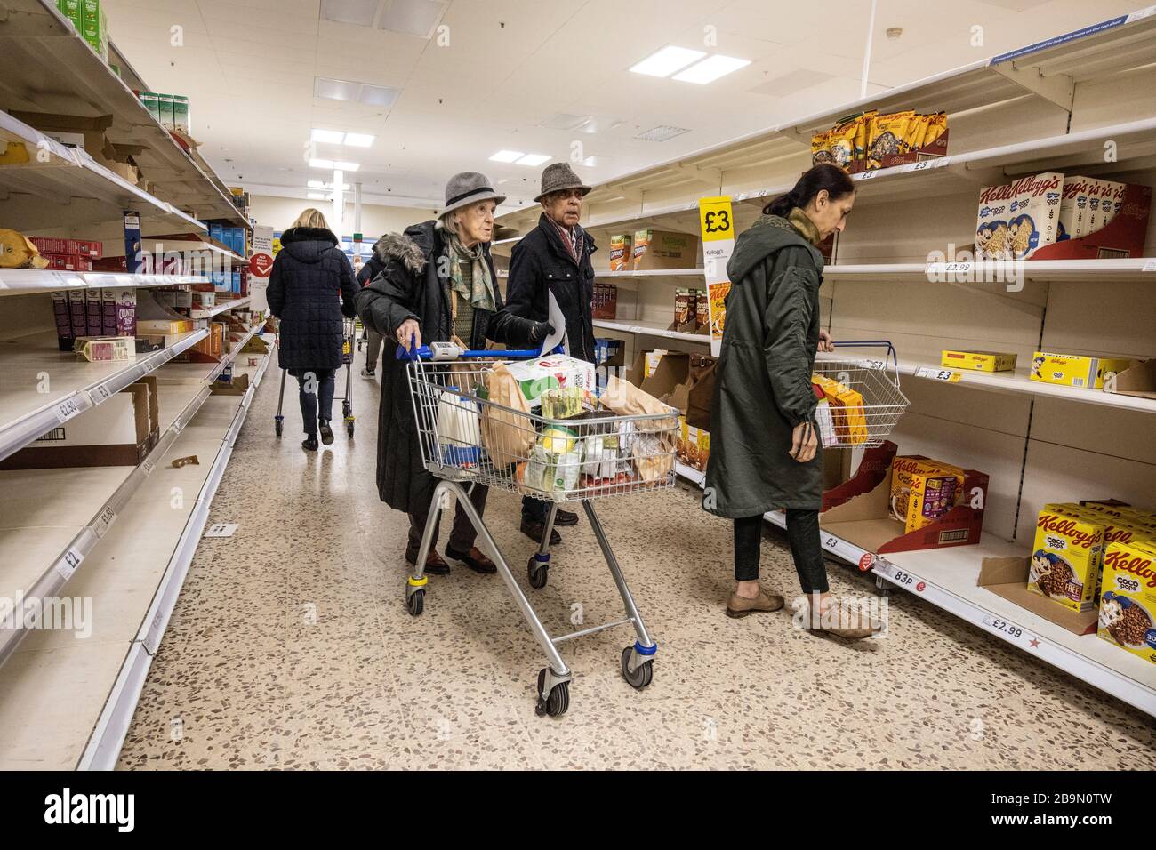 Panic Shopping First Thing heute Morgen in einem Tesco Superstore in South London, Großbritannien. Die Leute werden vorbereitet, als London vor einem Covid-19-Lockdown steht Stockfoto
