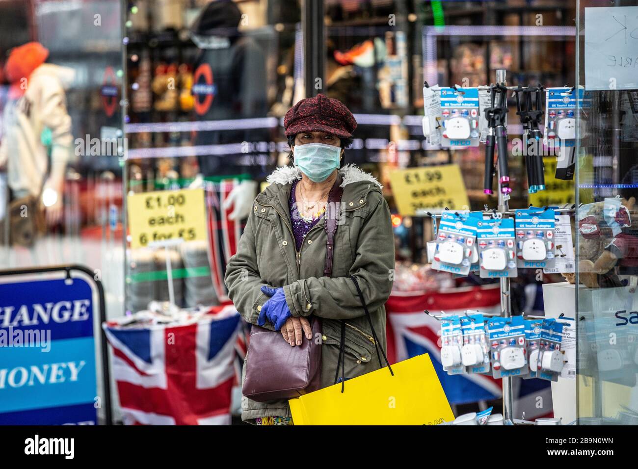 Reisende treffen Vorsichtsmaßnahmen, indem sie eine Gesichtsmaske auf der Oxford Street im West End von London gegen die Infektion des Coronavirus Covid19 Pandemie, England tragen Stockfoto