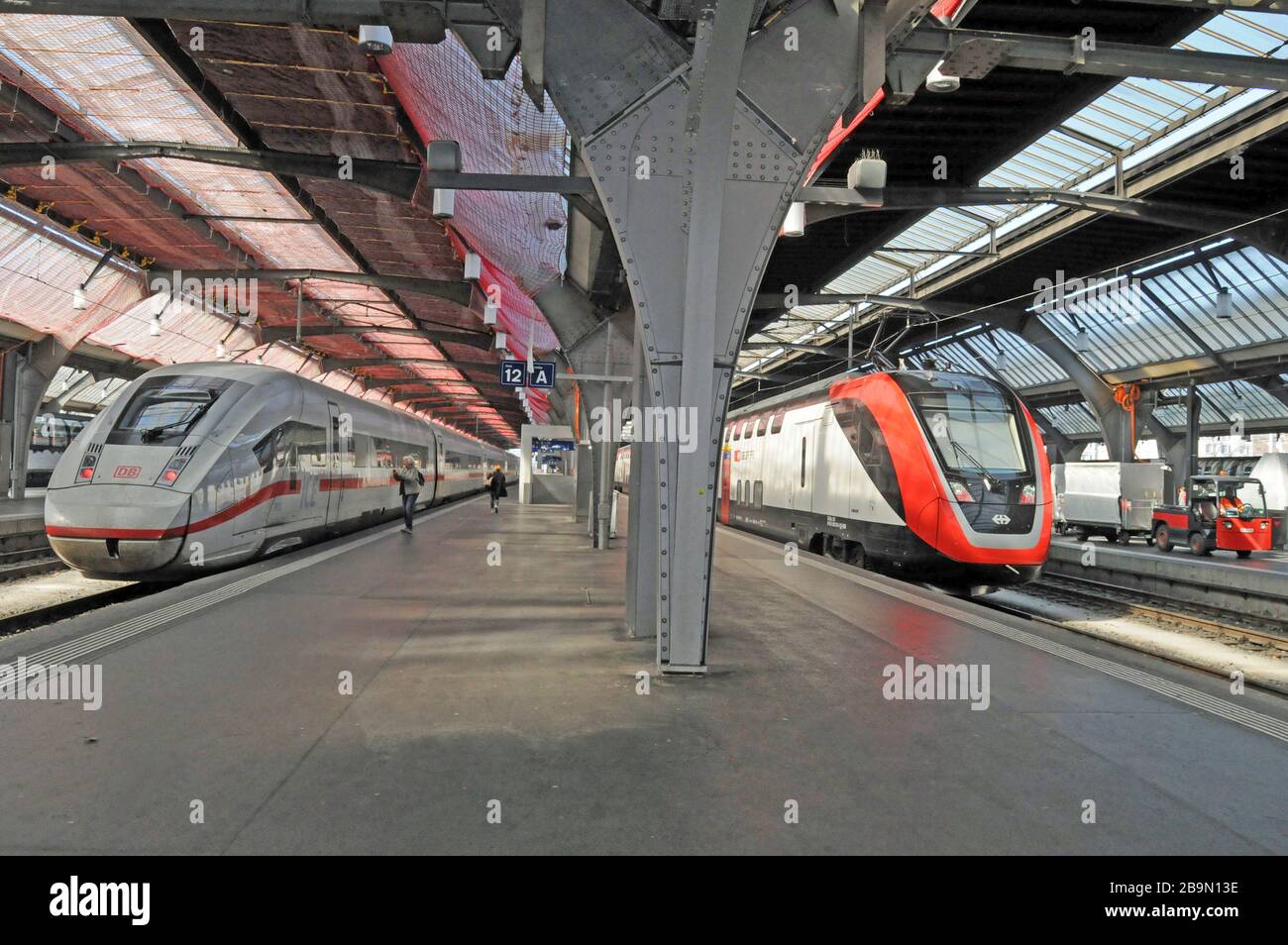 Zürich: Der Hauptbahnhof ist wegen des Covid19-Virus praktisch leer, und die Geschäfte und Apotheken desinfizieren jeden Kunden Stockfoto