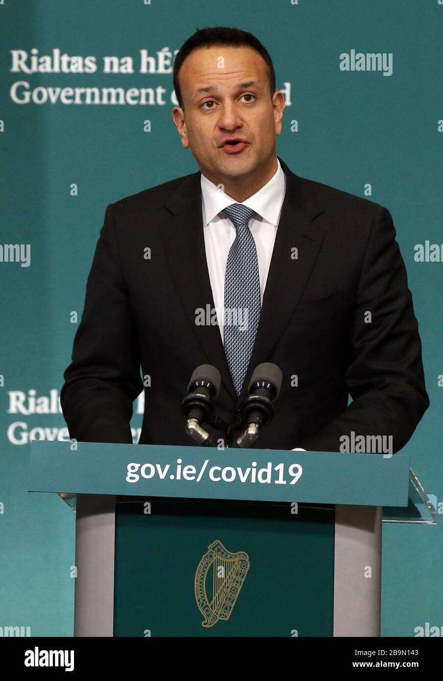 Dublin, Irland. März 2020. Der Taoiseach- und Fine Gael-Führer Leo Varadkar sprach mit den Medien in Regierungsgebäuden, als er von Regierungskollegen dazu beigetreten war, Medien über die neuesten Regierungsmaßnahmen als Reaktion auf Covid-19 zu informieren. Sie raten den Menschen, ihre Wohnung nicht zu verlassen, außer aus Arbeits-, Lebensmittel- oder medizinischen Gründen. Sie verbieten auch mehr als vier Personen, sich zu treffen. Alle Sportveranstaltungen in der Halle werden verboten, sodass keine sportlichen Aktivitäten im Land stattfinden. Foto: Sam Boal/RollingNews.ie Credit: RollingNews.ie/Alamy Live News Stockfoto