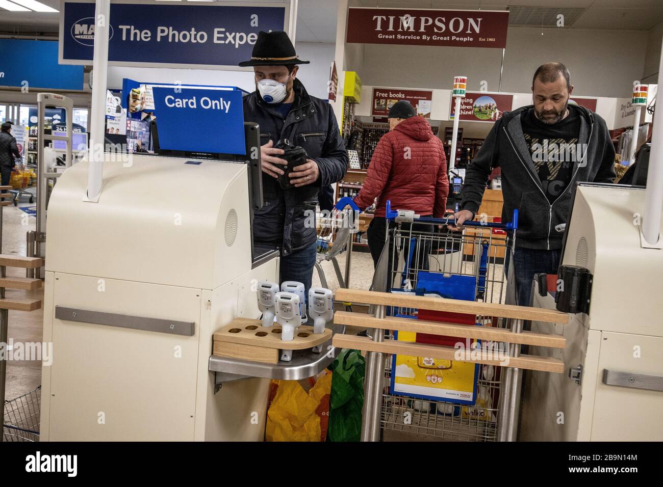 Panic Shopping First Thing heute Morgen in einem Tesco Superstore in South London, Großbritannien. Die Leute werden vorbereitet, als London vor einem Covid-19-Lockdown steht Stockfoto