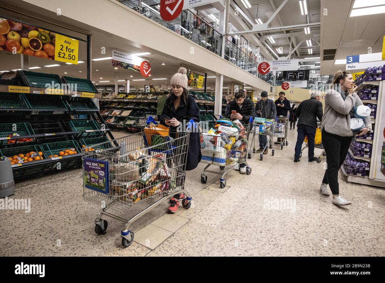 Panik beim Einkaufen am Morgen in einem Tesco Superstore in South London, Großbritannien. Die Leute werden vorbereitet, als London vor einem Covid-19-Lockdown steht Stockfoto