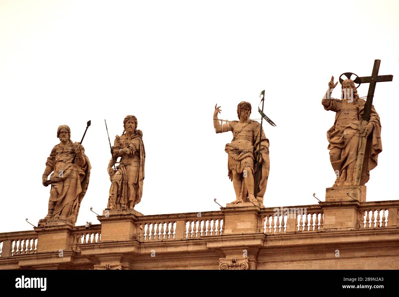 Statuen von Jesus, Aposteln und Heiligen im Petersdom und den Kolonnaden, Vatikanstadt, Details der Fassade außen auf trübem Himmel Hintergrund. Stockfoto